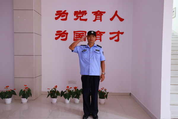  舒火应：平安校园的守护者