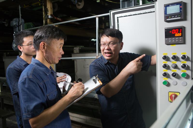 邓建军：勤奋浇灌让“黑牡丹”绽放在纺织重镇